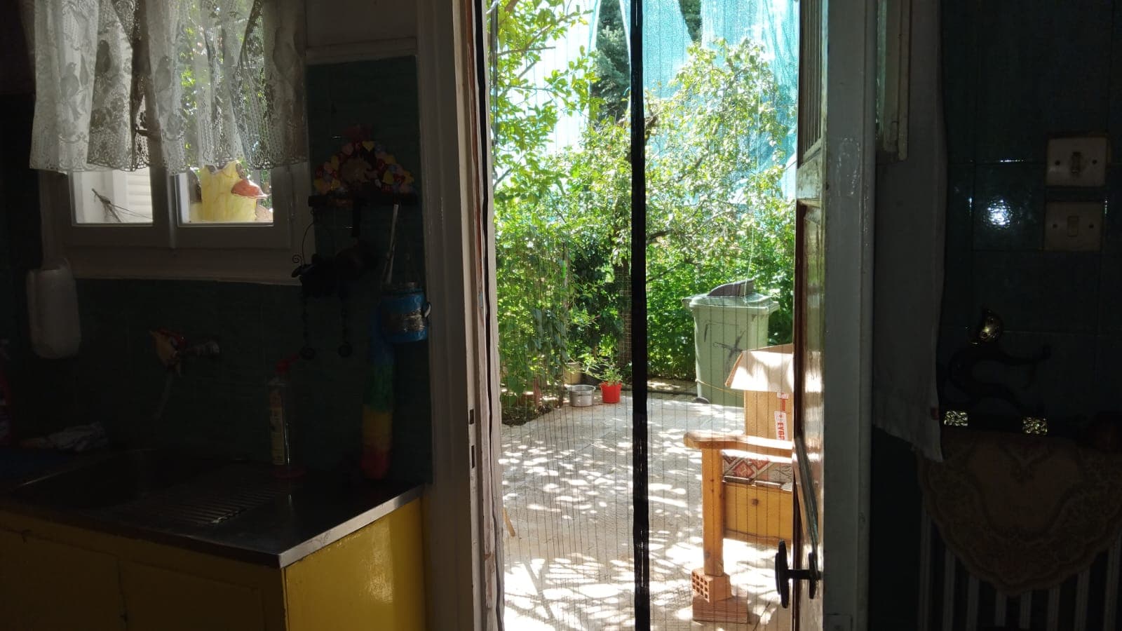 Δωμάτιο με λογαριασμούς μέσα · Περιβόλια