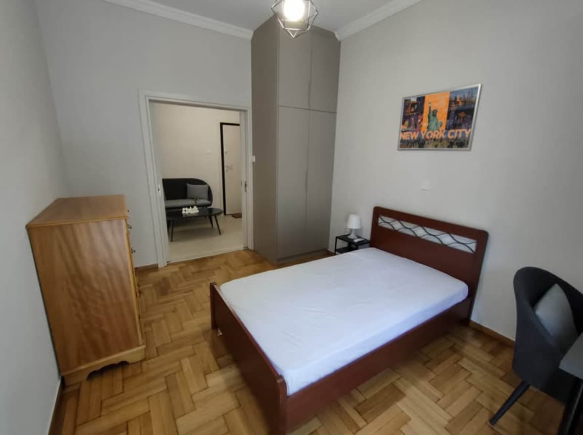 Δωμάτιο με λογαριασμούς μέσα · Πλατεία Αττικής
